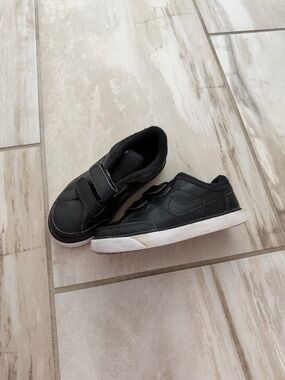 Nike Black Kids Velcro Low-Top Sneakers